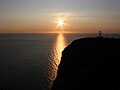 Fotografía del sol de medianoche sobre el horizonte marino