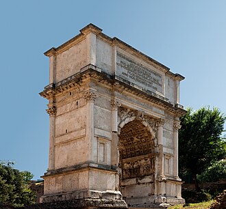 Vista general del Arco de Tito cerca del Foro Romano