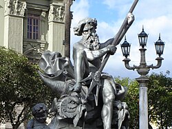 Monumento a Neptuno en el parque Sucre de Riobamba, Ecuador.