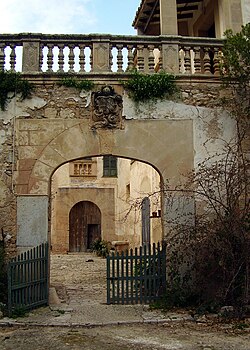 Entrada a las casas de la posesión Aireflor