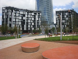Detalle de la plaza Euskadi con las viviendas Ferrater y la torre Iberdrola al fondo