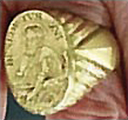 Detalle del anillo del Pescador de Benedicto XVI