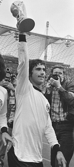Gerd Müller con el trofeo de la Copa del Mundo