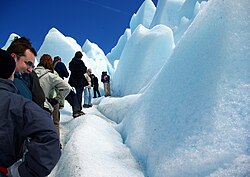 Persona realizando senderismo sobre una superficie de hielo