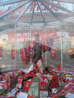Estatua de Eusébio situada en el exterior del Estádio da Luz