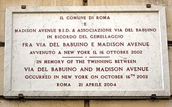 Placa conmemorativa del hermanamiento entre la Via del Babuino y la Madison Avenue.
