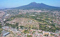 Vista general de las ruinas de Pompeya con el monte Vesubio al fondo.