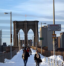 Personas abrigadas en el puente de Brooklyn