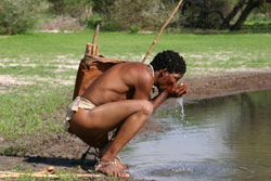 Persona san bebiendo agua