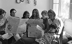Jóvenes leyendo periódicos en distintos idiomas