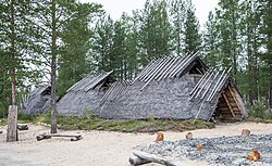 Reconstrucción de vivienda de la Edad de Piedra en Kierikki, Finlandia