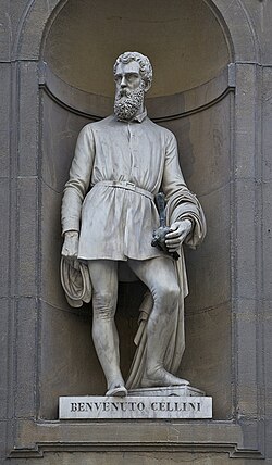 Estatua de Cellini situada en el Piazzale degli Uffizi en Florencia.