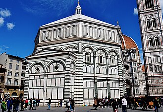 Vista general del Baptisterio de San Juan en Florencia