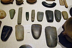 Artefactos neolíticos como hachas y brazaletes
