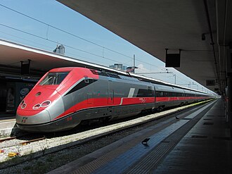 Tren de alta velocidad Frecciarossa circulando en Nápoles