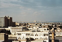 Doha durante la década de 1980 con los primeros signos de expansión urbana.