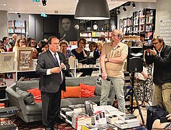 François Hollande presentando uno de sus libros