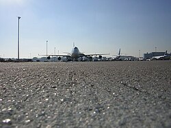 Pista de aeropuerto pavimentada con asfalto
