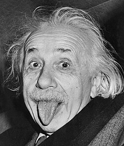 Famosa fotografía de Albert Einstein sacando la lengua en 1951.