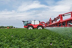 Un pulverizador agrícola autopropulsado que aplica plaguicidas.