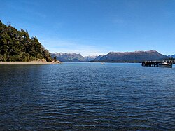 Vista del lago Nahuel Huapi desde la costa de Villa La Angostura.