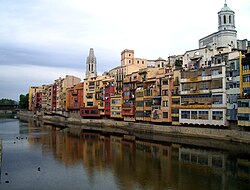 Casas colgadas sobre el río Oñar