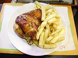 Pollo a la brasa peruano acompañado de guarniciones