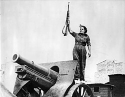 Miliciana armada posa sobre un cañón en Barcelona en 1936