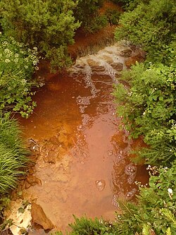Arroyo en Amlwch contaminado por drenaje ácido de mina de cobre
