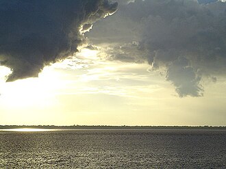 Atardecer en el río Amazonas cerca del área protegida