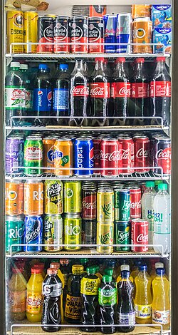Envases de refresco en los estantes de un supermercado en Brasil