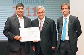 Representantes de EMI Odeón Chilena recibiendo un reconocimiento oficial