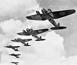 Bombarderos alemanes Heinkel He 111 en vuelo.