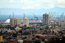 Vista panorámica desde Signal Hill mostrando la zona urbana y grúas portuarias