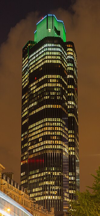 Vista nocturna del Tower 42 iluminado en Londres