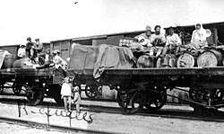 Rusos partiendo al exilio en un vagón plataforma.