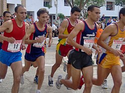 Corredores participando en una prueba pedestre al aire libre.