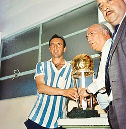 Humberto Maschio con la copa de 1967