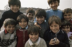 Escena urbana en las calles de Lisboa a comienzos de 1975.