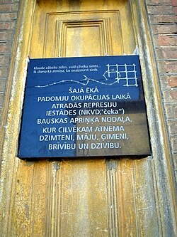 Placa conmemorativa de las víctimas del NKVD en Bauska