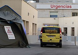 Personal médico trabajando en un entorno hospitalario
