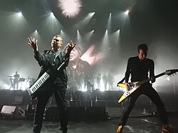 Damon Albarn y Jeff Wootton en concierto en Londres en 2017