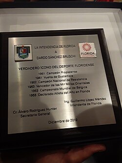 Placa de reconocimiento por la trayectoria deportiva de Dardo Sánchez