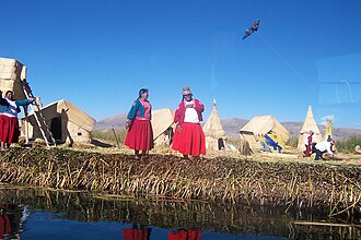 Isla flotante de los uros en el lago Titicaca