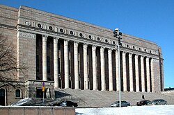 Fachada del Eduskunta, sede del parlamento finlandés.