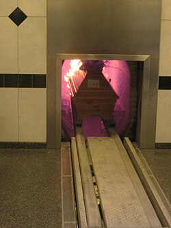 Cremación de un féretro en un horno