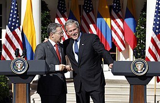 Uribe junto a George W. Bush
