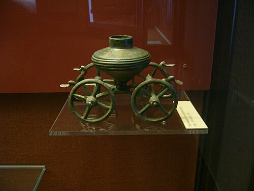Miniatura de bronce de un carro con caldero funerario