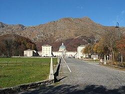 Vista general del Santuario de Oropa en su entorno alpino.
