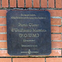 Placa conmemorativa en la calle Montserrat de Casanovas donde se fundó el POUM.
